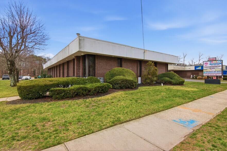 640 Montauk Hwy, Shirley, NY à vendre - Photo de l’immeuble – Image 2 sur 10