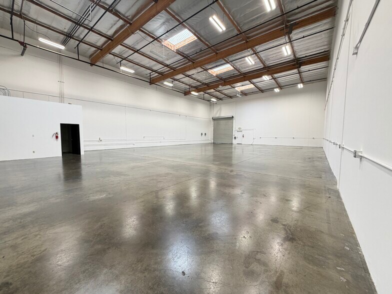 24922 Anza Dr, Valencia, CA à louer - Photo de l’immeuble – Image 2 sur 7