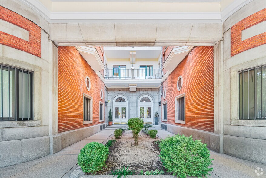 Immeuble residentiel dans Madrid, Madrid à vendre - Photo de l’immeuble – Image 3 sur 3