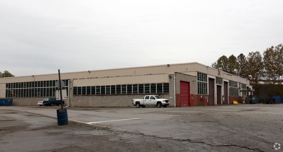 70 E Hillis St, Youngwood, PA à louer - Photo de l’immeuble – Image 2 sur 2