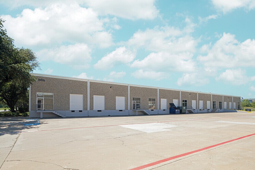 9416 Neils Thompson Dr, Austin, TX à louer - Photo de l’immeuble – Image 3 sur 5