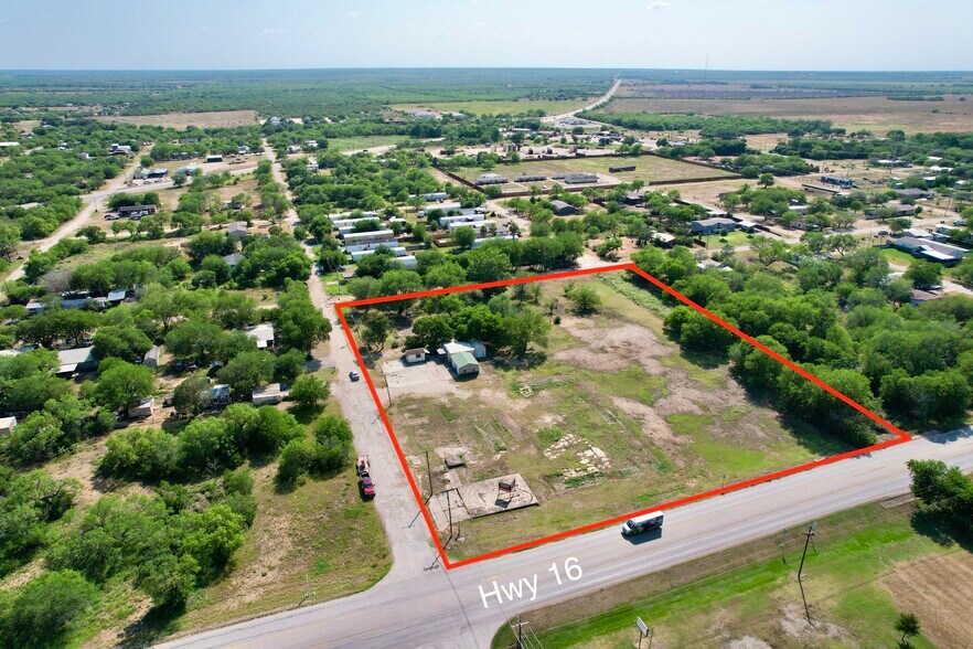 613 Maple St, Jourdanton, TX à vendre - Aérien – Image 2 sur 14