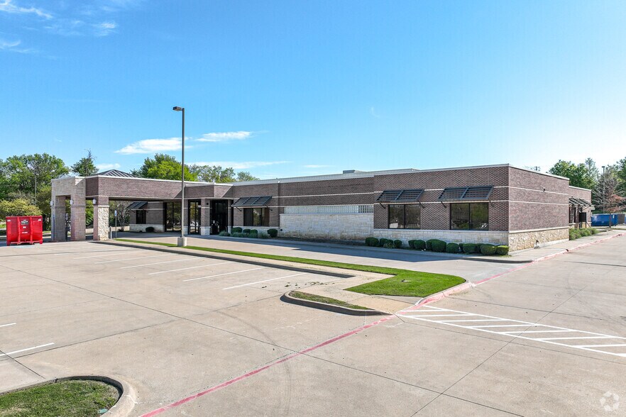 1924 Forest Ridge Dr, Bedford, TX à louer - Photo de l’immeuble – Image 1 sur 19