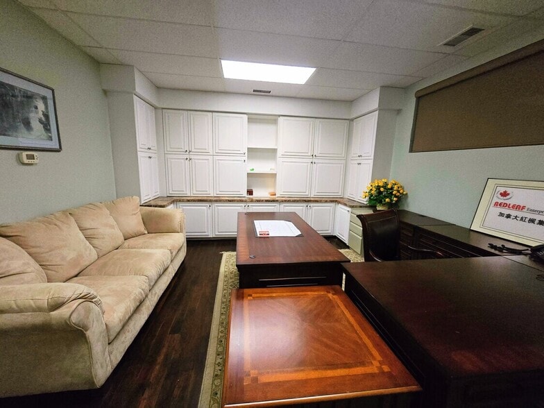 10351 92 St NW, Edmonton, AB à vendre - Photo de l’immeuble – Image 2 sur 14