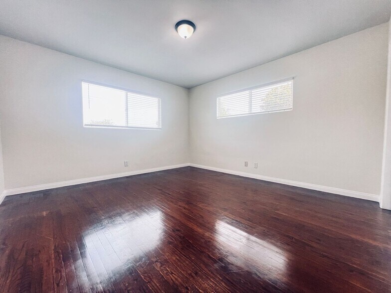 422 S Date St, Escondido, CA à vendre - Photo de l’immeuble – Image 3 sur 5