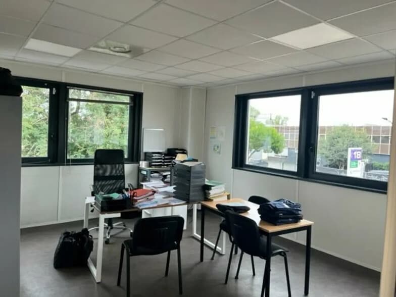 Local d’activités dans Bordeaux à louer - Photo de l’immeuble – Image 3 sur 5