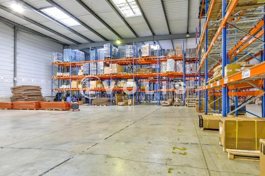 Local d’activités dans Saint-Thibault-des-Vignes à louer - Photo intérieure – Image 1 sur 3