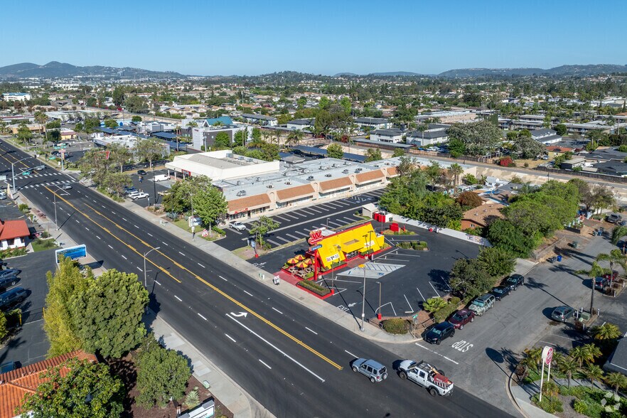 940 E Valley Pky, Escondido, CA à louer - Photo de l’immeuble – Image 2 sur 9