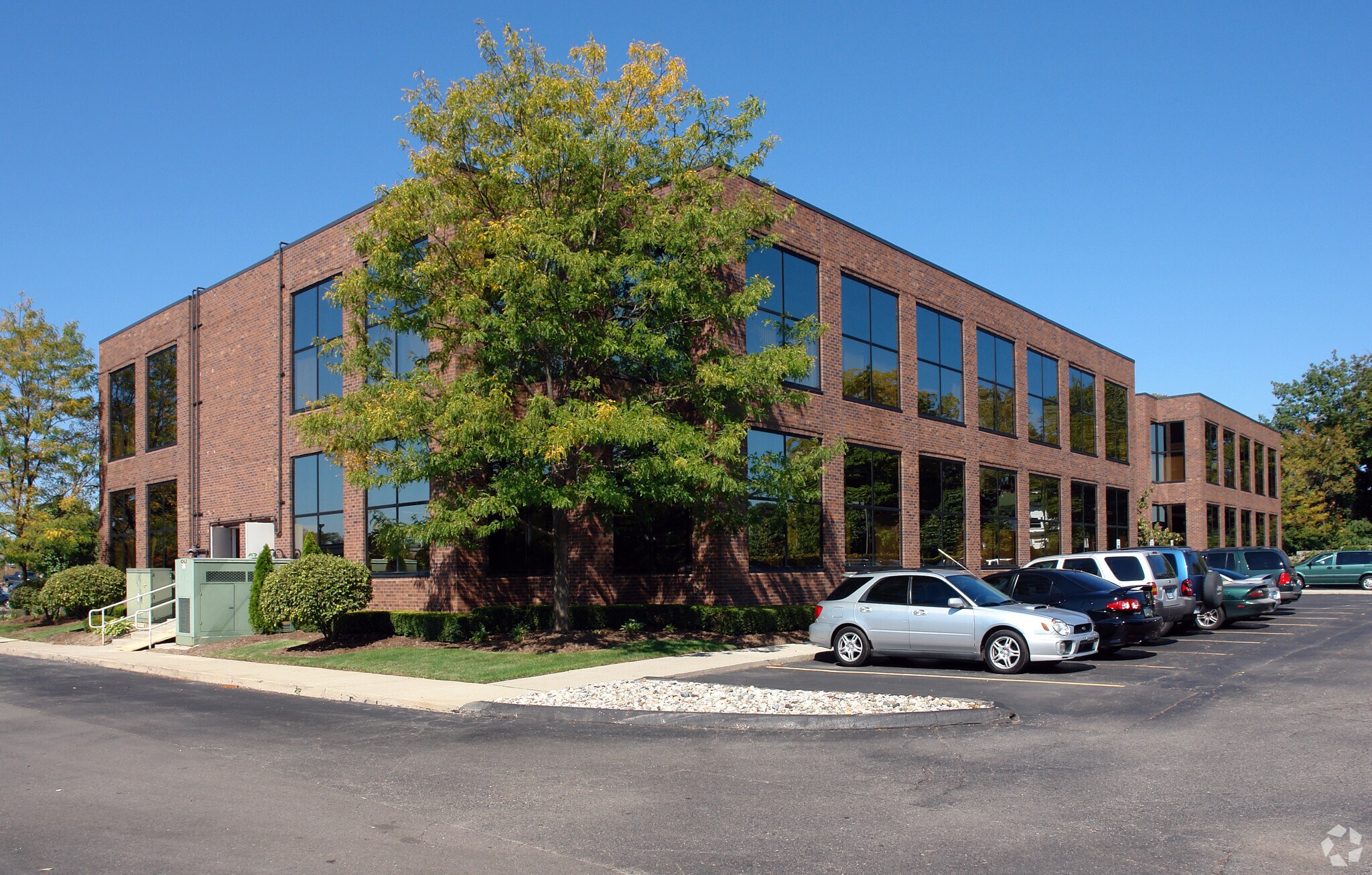 38505 Country Club Dr, Farmington Hills, MI à louer Photo principale– Image 1 sur 11