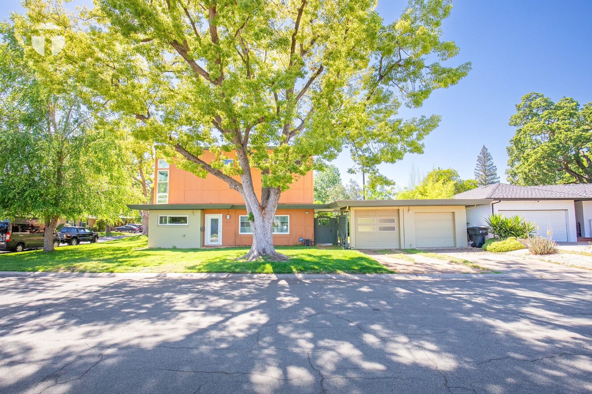 1449 Claremont Way, Sacramento, CA à vendre Photo principale– Image 1 sur 35