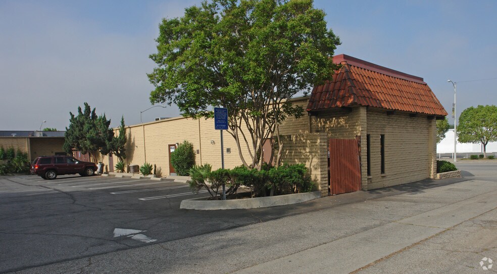 328-344 S Citrus Ave, Covina, CA à louer - Photo de l’immeuble – Image 3 sur 9