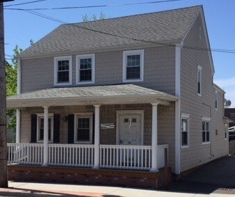 211 Roanoke Ave, Riverhead, NY à vendre - Photo principale – Image 1 sur 9