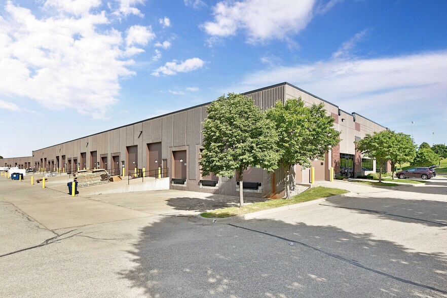 680 E Travelers Trl, Burnsville, MN à louer - Photo de l’immeuble – Image 2 sur 4