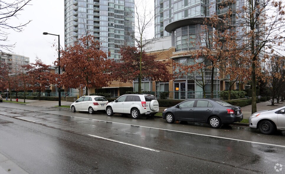 1032 Pacific Blvd, Vancouver, BC à louer - Photo de l’immeuble – Image 2 sur 3