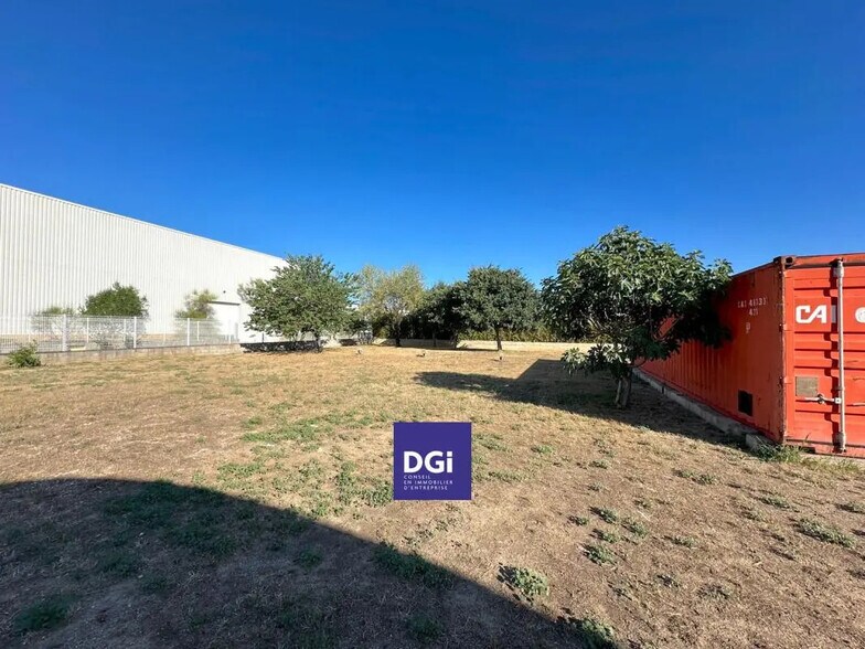Local d'activités dans Milhaud à vendre - Photo de la construction – Image 3 sur 3
