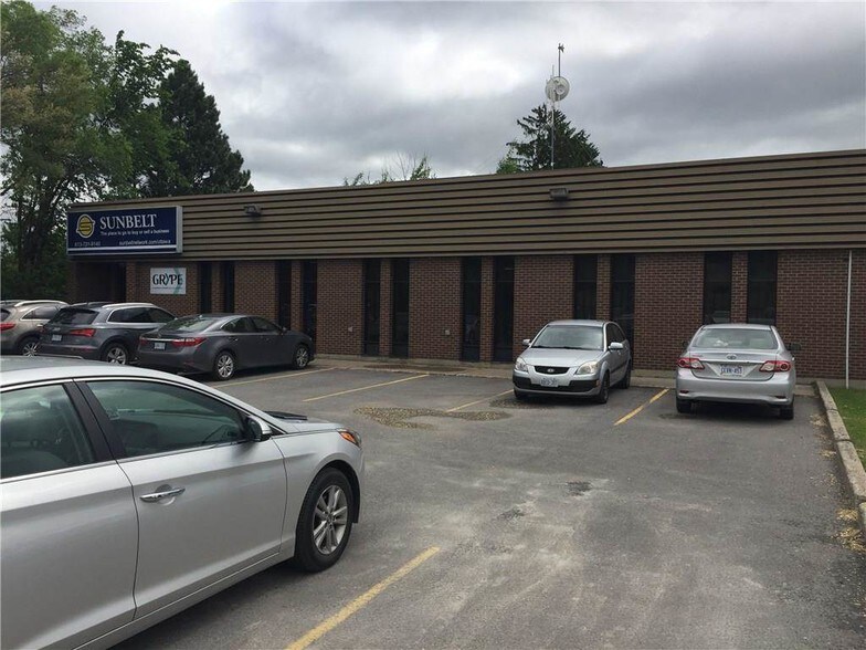 2821 Riverside Dr, Ottawa, ON à vendre - Photo de l’immeuble – Image 2 sur 15