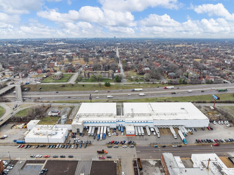 3737 N Broadway, Saint Louis, MO à louer - Photo principale – Image 1 sur 32
