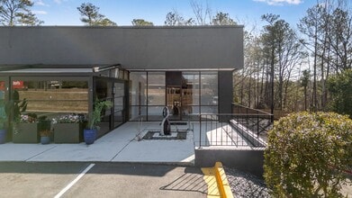 7855 Roswell Rd, Sandy Springs, GA à louer Photo de l’immeuble– Image 1 sur 16