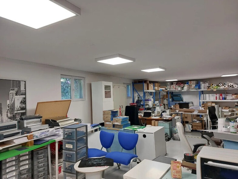 Local d’activités dans La Seyne-sur-Mer à louer - Photo de l’immeuble – Image 2 sur 5