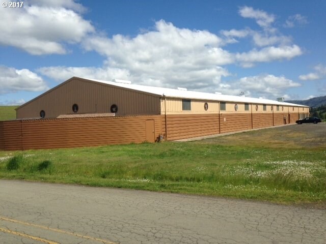 411 NW Safari Rd, Winston, OR à louer - Photo de l’immeuble – Image 3 sur 4