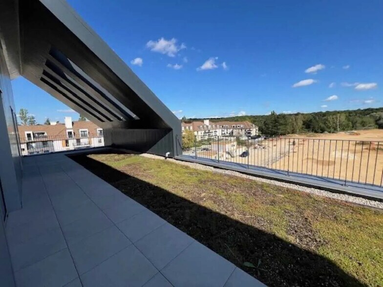 Bureau dans Plaisir à louer - Photo de l’immeuble – Image 2 sur 12