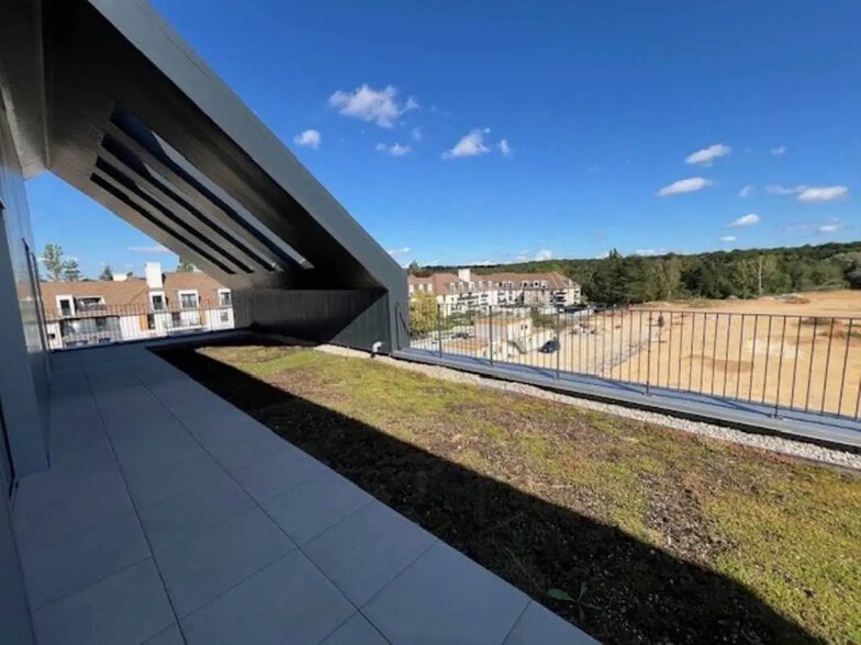 Local d’activités dans Plaisir à louer - Photo intérieure – Image 2 sur 4