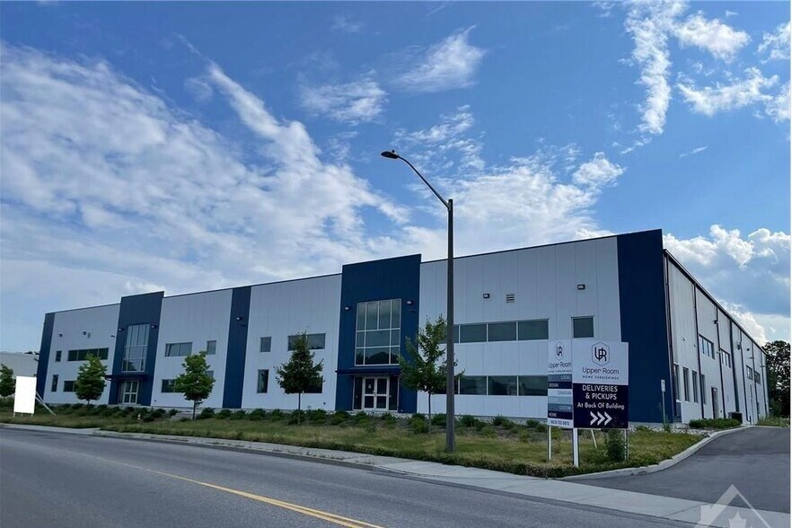 2 Bill Leathem Dr, Ottawa, ON à louer - Photo de l’immeuble – Image 1 sur 17