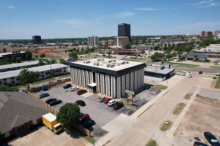 2828 NW 57th St, Oklahoma City, OK à louer - Photo de l’immeuble – Image 2 sur 4