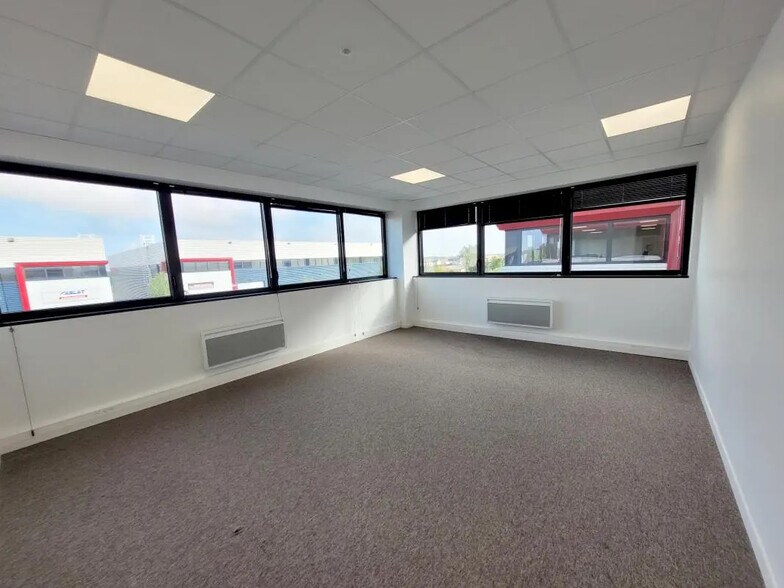 Industriel/Logistique dans Chanteloup-en-Brie à louer - Photo de l’immeuble – Image 3 sur 4