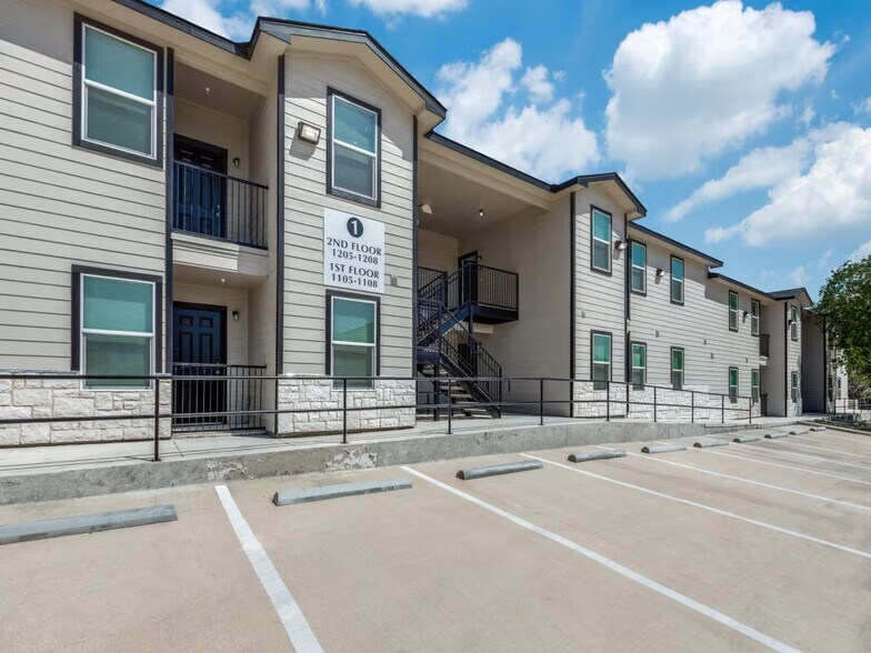 100 Ingram Rd, San Antonio, TX à vendre - Photo de l’immeuble – Image 2 sur 24