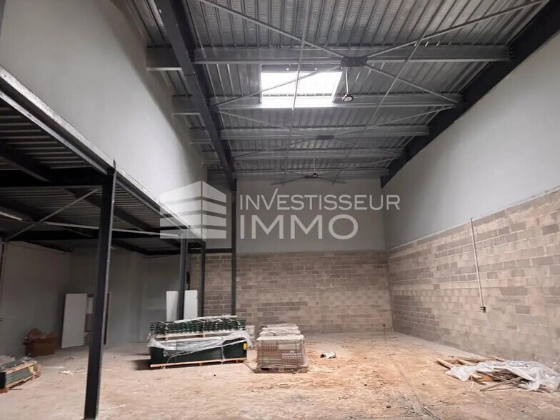 Local d’activités dans Villeneuve-sous-Dammartin à louer - Photo de l’immeuble – Image 1 sur 13