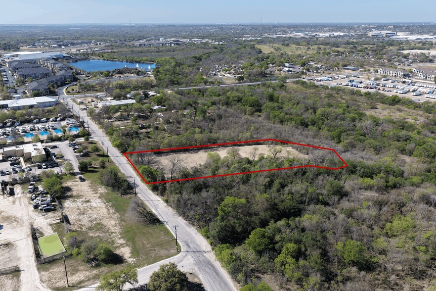 1027 Creekview Dr, San Antonio, TX à vendre - Photo de l’immeuble – Image 2 sur 6