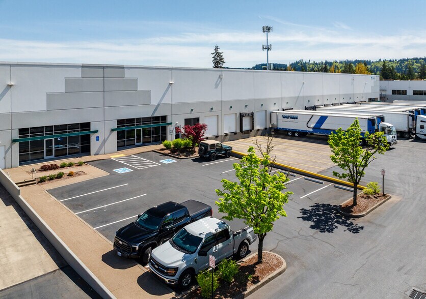 13023 SE Jennifer St, Clackamas, OR à louer - Photo de l’immeuble – Image 2 sur 6