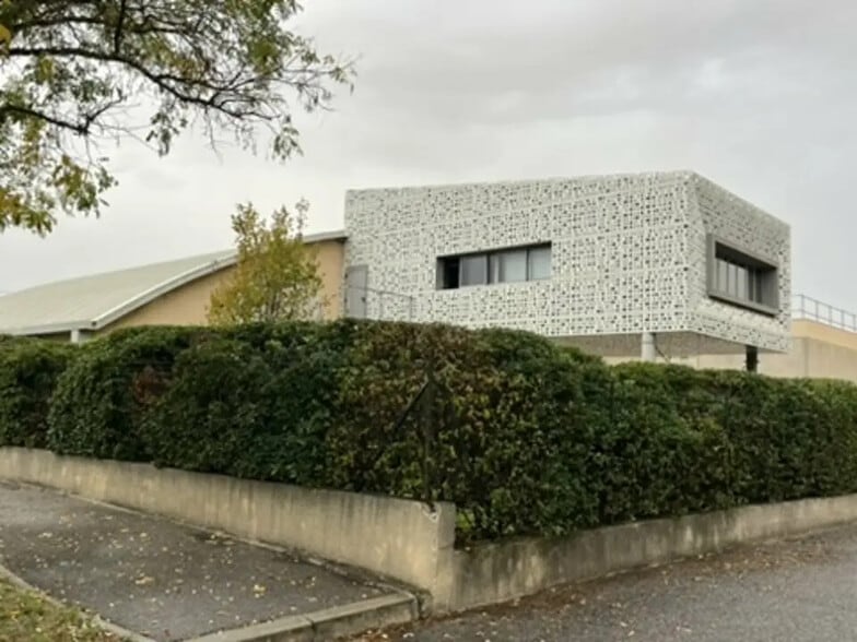 Local d'activités dans LES MILLES à vendre - Photo de l’immeuble – Image 2 sur 4