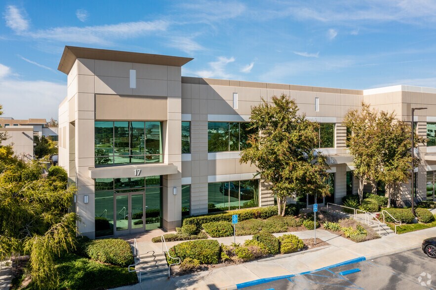 18 Rancho Cir, Lake Forest, CA à vendre - Photo de l’immeuble – Image 3 sur 7