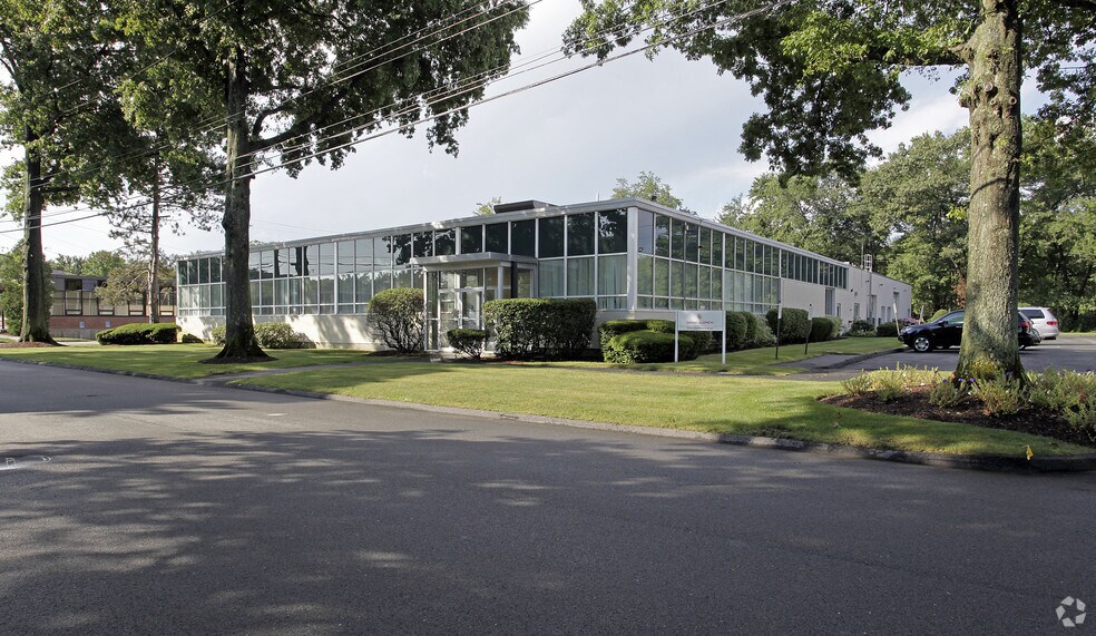 3 Strathmore Rd, Natick, MA à louer - Photo principale – Image 1 sur 2