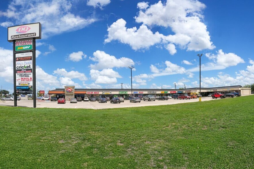 11101 Leopard St, Corpus Christi, TX à louer - Photo de l’immeuble – Image 3 sur 5
