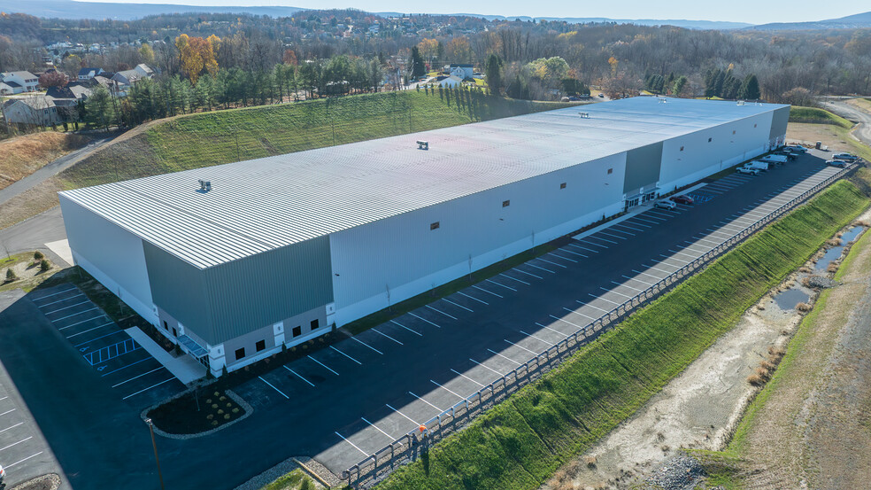 137-147 Commonwealth Dr, Jenkins Township, PA à louer - Aérien – Image 1 sur 6