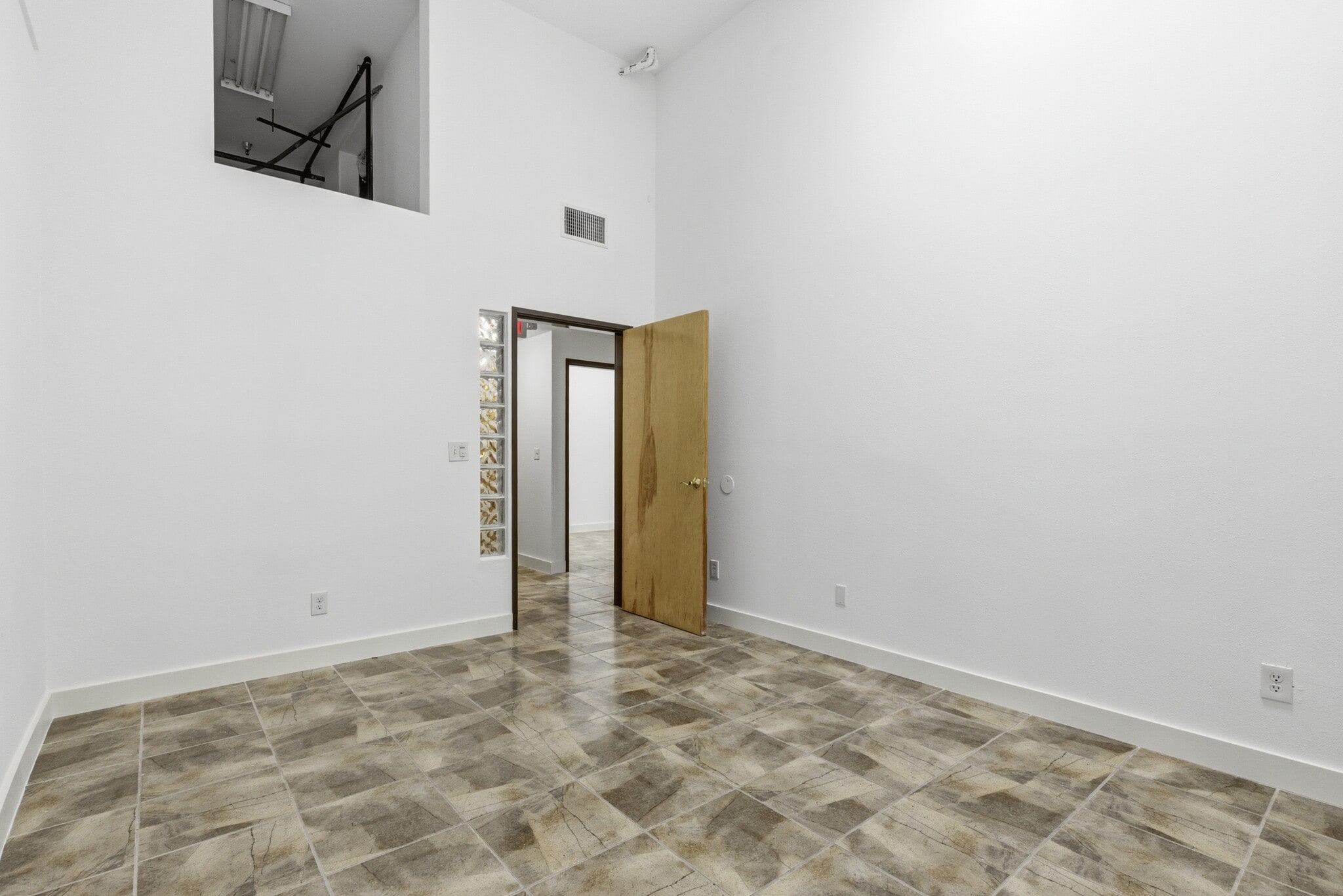 6949 La Tijera Blvd, Los Angeles, CA à louer Photo intérieure– Image 1 sur 9