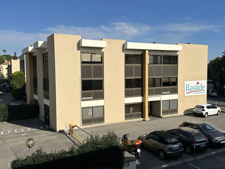 Bureau dans Saint-Laurent-du-Var à louer - Photo de l’immeuble – Image 1 sur 5