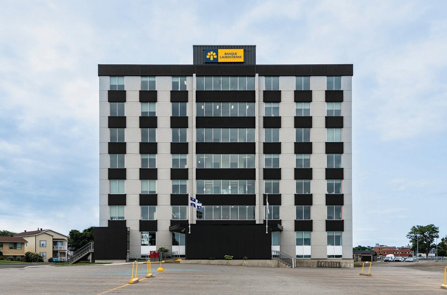 320 Rue Saint-Germain E, Rimouski, QC à louer - Photo de l’immeuble – Image 1 sur 5