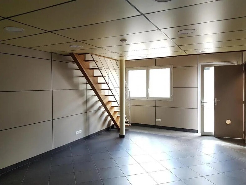 Local d’activités dans Oissel à louer - Photo de l’immeuble – Image 2 sur 8