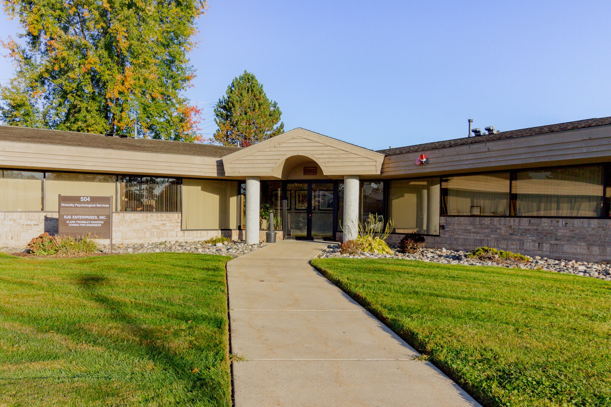 504 S Creyts Rd, Lansing, MI à louer Photo principale– Image 1 sur 4