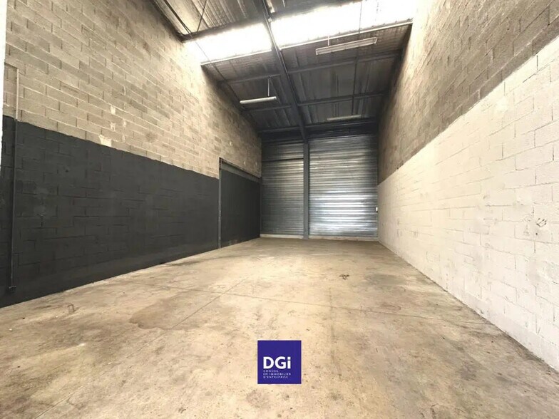 Local d’activités dans Nîmes à louer - Photo de l’immeuble – Image 2 sur 6