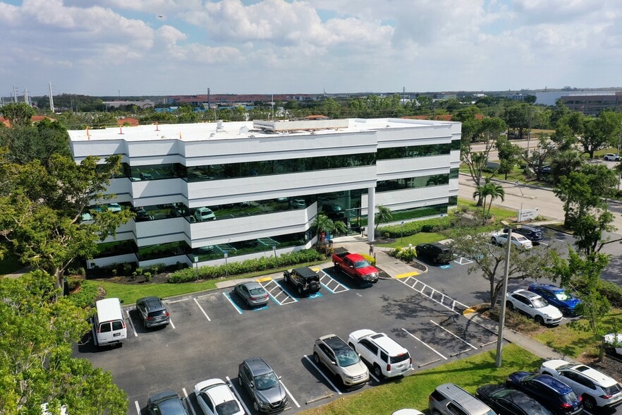 2891 Center Pointe Dr, Fort Myers, FL à vendre - Photo principale – Image 1 sur 3