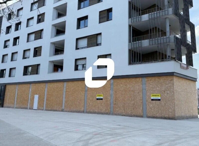 Local commercial dans Le Pont-de-Claix à louer - Photo de l’immeuble – Image 1 sur 12