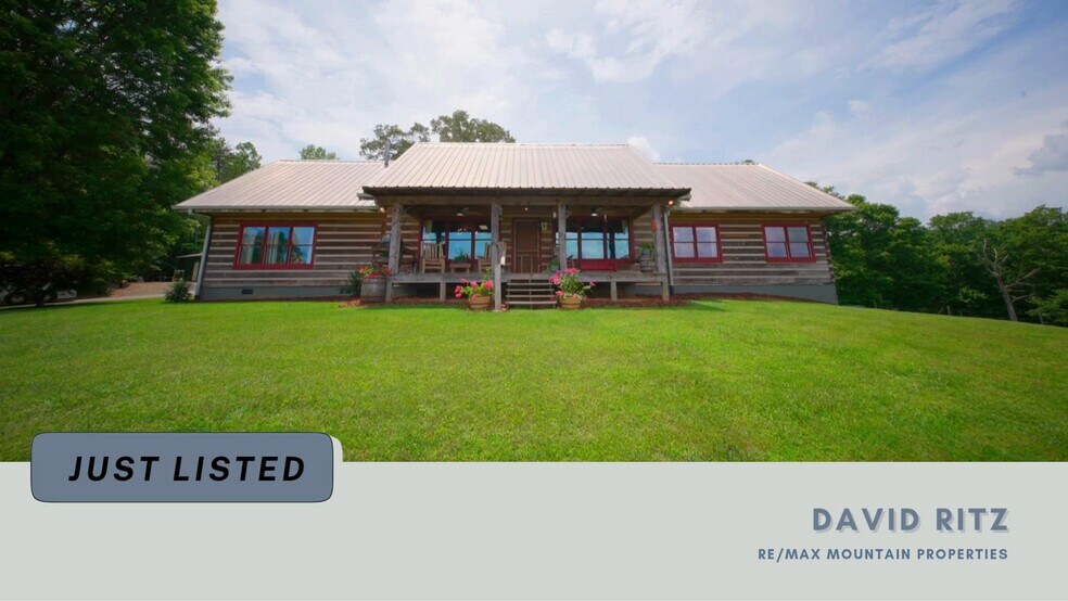 102 Cross Creek Ln, Warne, NC à vendre - Vidéo sur l’annonce professionnelle – Image 2 sur 11