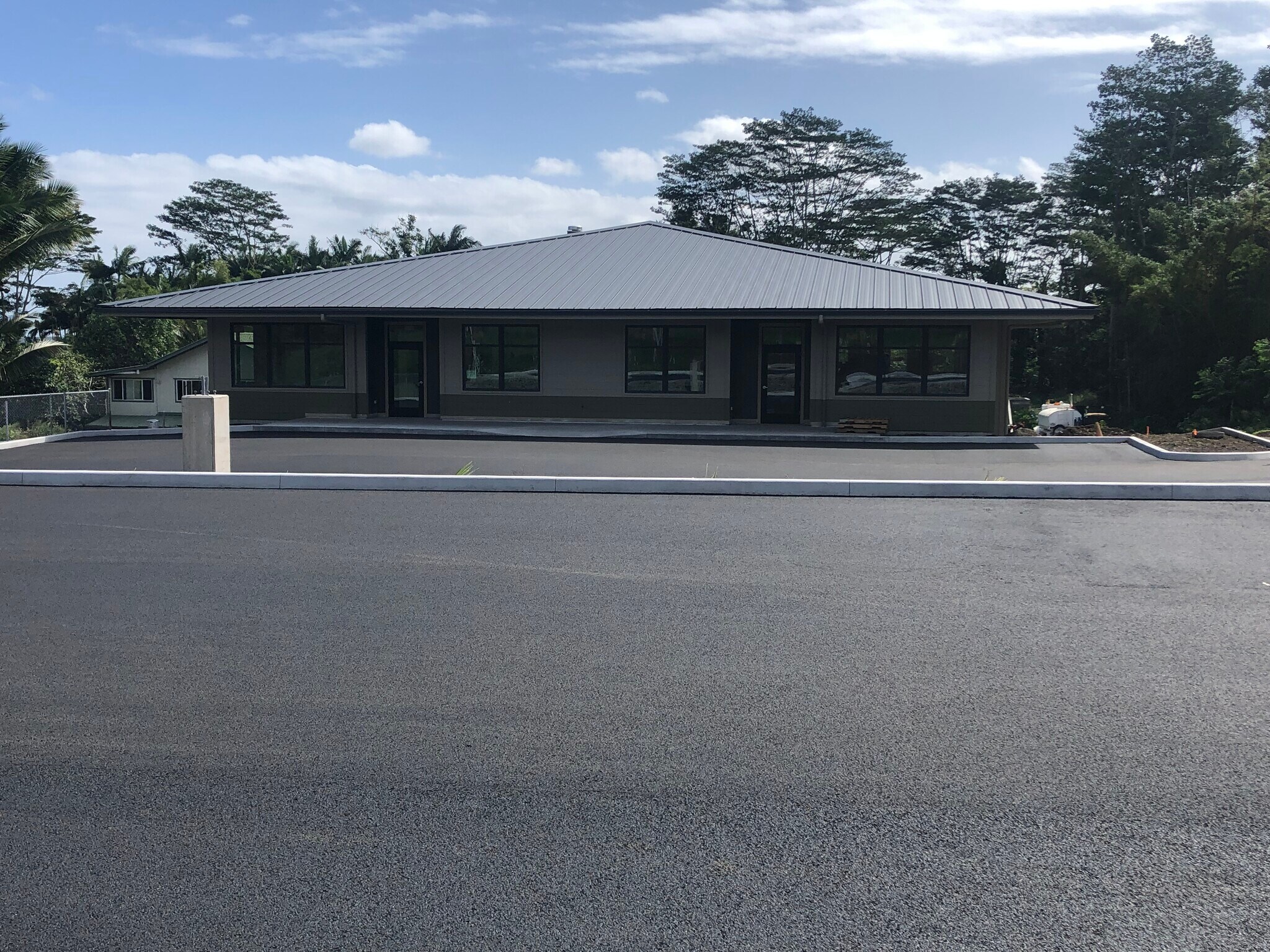 615 Ponahawai St, Hilo, HI à louer Photo principale– Image 1 sur 4