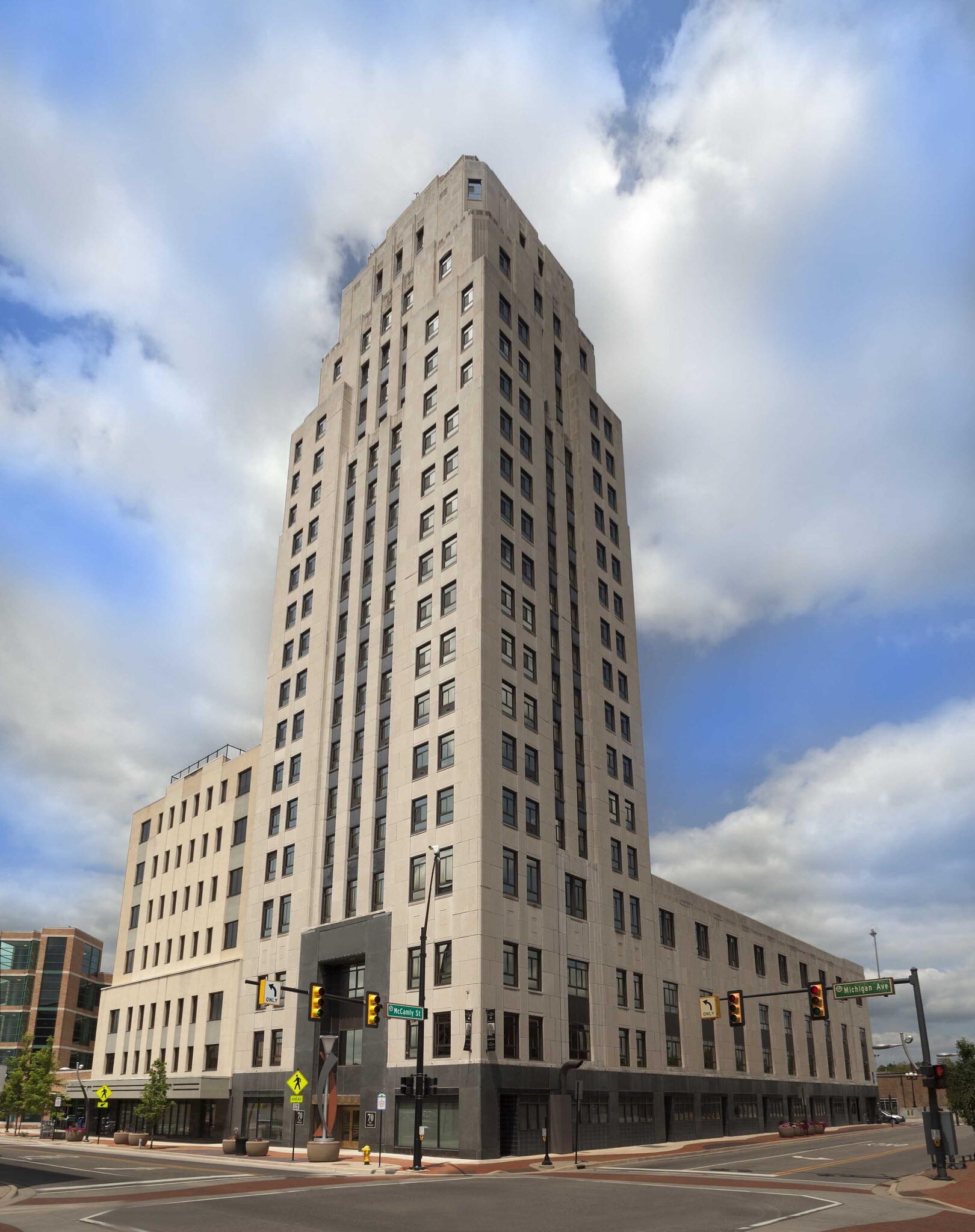 70 Michigan Ave W, Battle Creek, MI à louer Photo de l’immeuble– Image 1 sur 6