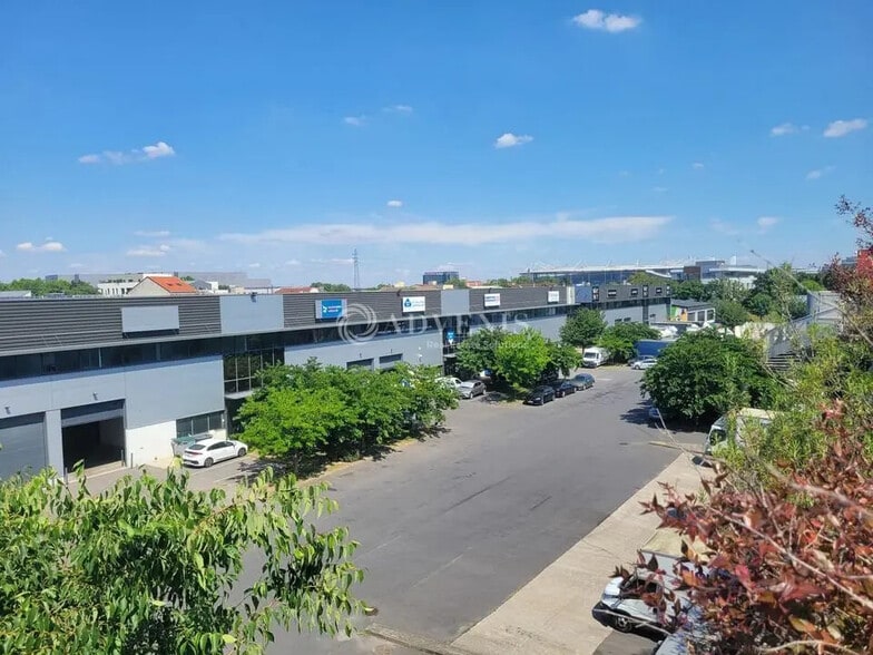 Local d’activités dans Saint-Denis à louer - Photo de l’immeuble – Image 1 sur 12